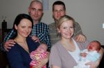 Ze starszą koleżanką Laurą i jej rodzicami